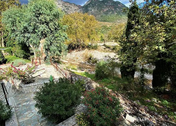 Steinturm Mit Dach-Terrasse Zwischen Fluss, Meer Und Gebirge- Spiti Pirgos