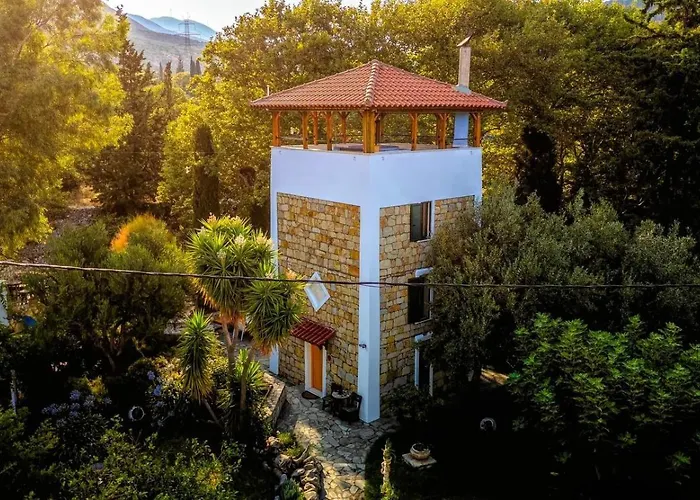 Steinturm Mit Dach-Terrasse Zwischen Fluss, Meer Und Gebirge- Spiti Pirgos