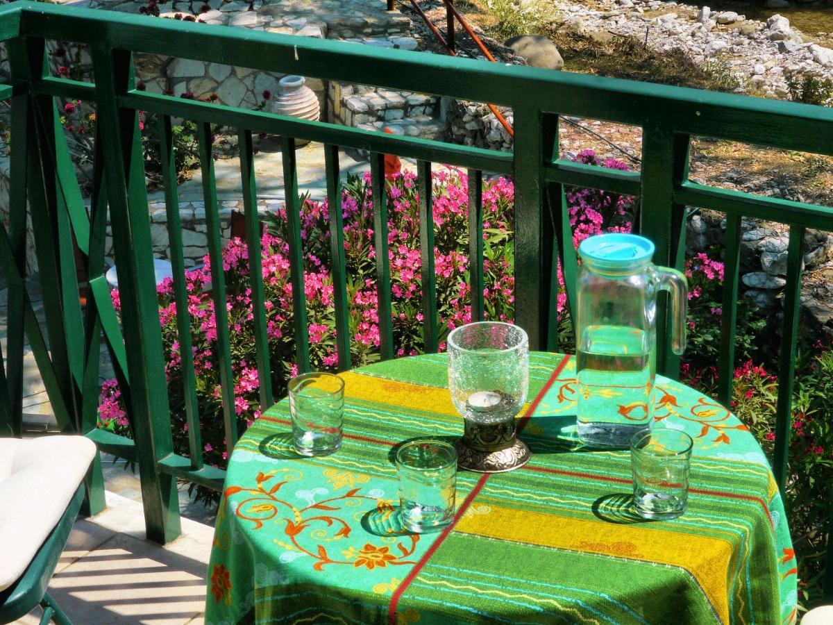 Steinturm Mit Dach-terrasse Zwischen Fluss, Und Gebirge- Spiti Pirgos Hébergement de vacances