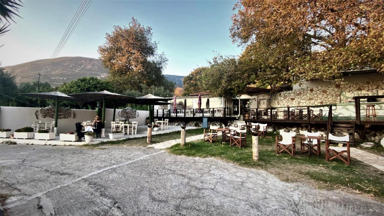Steinturm Mit Dach-terrasse Zwischen Fluss, Und Gebirge- Spiti Pirgos * Paralia Sergoulas