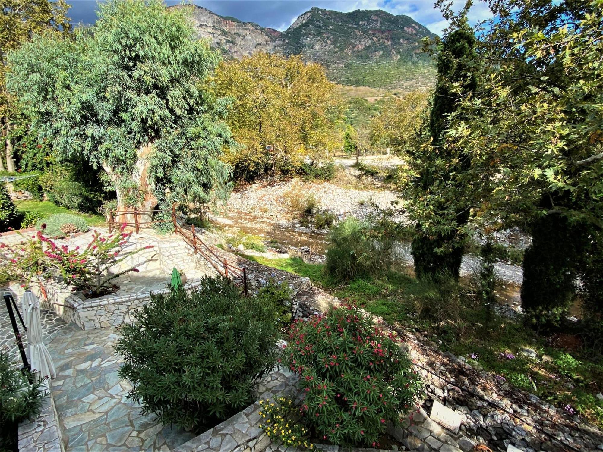 Steinturm Mit Dach-terrasse Zwischen Fluss, Und Gebirge- Spiti Pirgos Hébergement de vacances