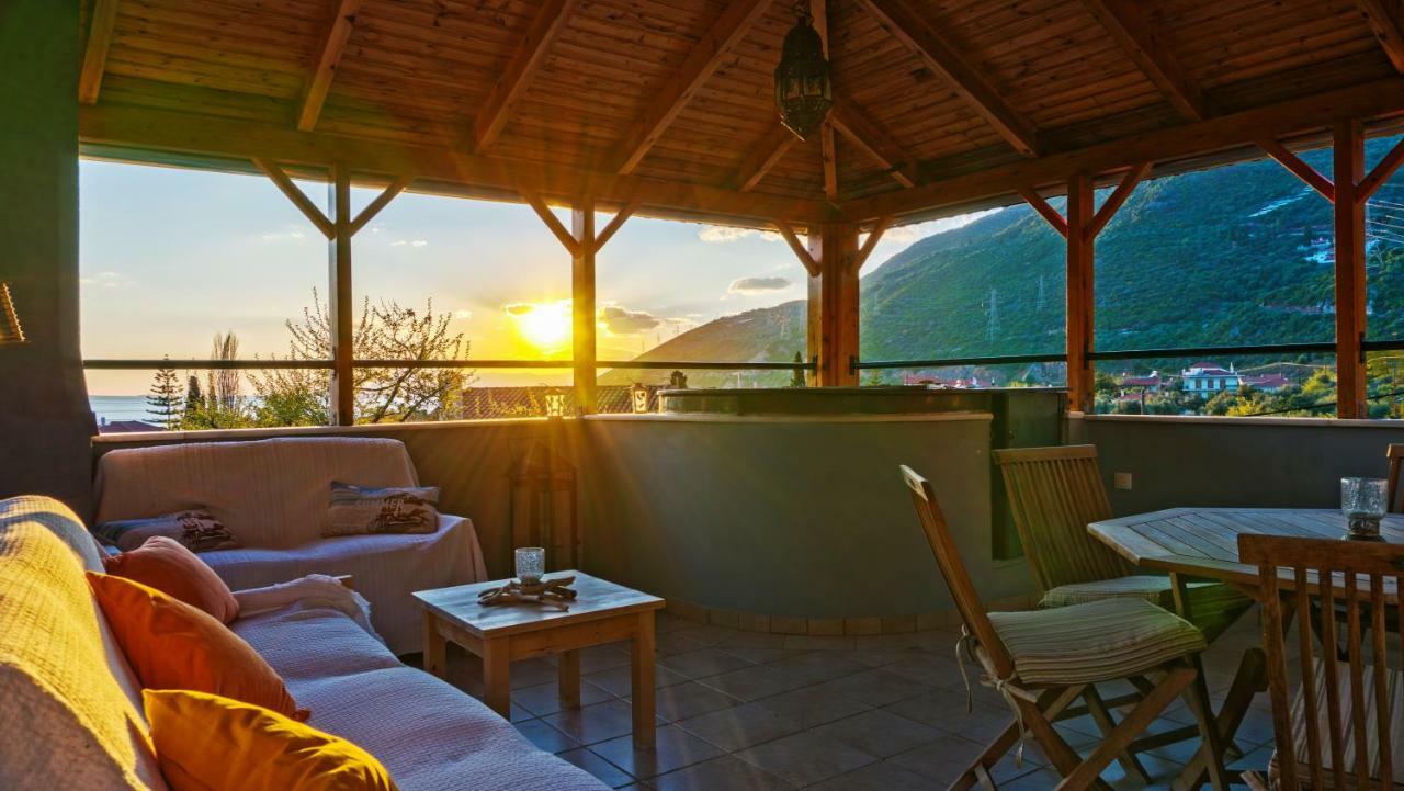 Steinturm Mit Dach-terrasse Zwischen Fluss, Und Gebirge- Spiti Pirgos * Paralia Sergoulas
